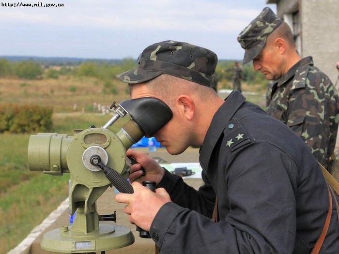 Binh lính thực hiện quan sát mục tiêu qua ống ngắm quang học